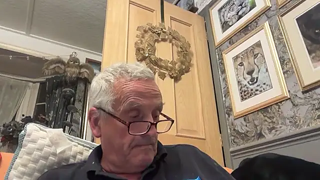 Snapshot of poggles chatting on 10.14.25 poggles online show from 10.14.25