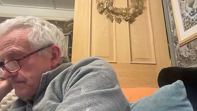 Snapshot of poggles chatting on 10.27.25 poggles online show from 10.27.25