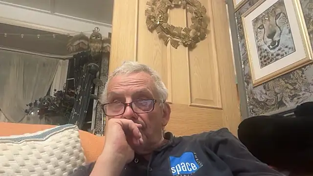 Snapshot of poggles chatting on 10.28.25 poggles online show from 10.28.25