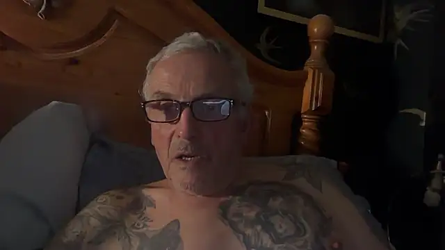 Snapshot of poggles chatting on 10.29.25 poggles online show from 10.29.25