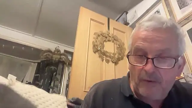 Snapshot of poggles chatting on 10.30.25 poggles online show from 10.30.25