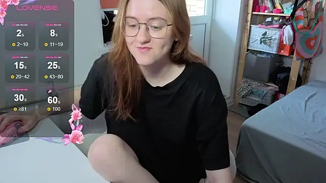Snapshot of urstripchatgf chatting on 09.14.25 urstripchatgf online show from 09.14.25