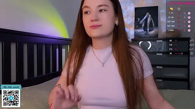 Snapshot of mia_here chatting on 10.03.25 mia here online show from 10.03.25