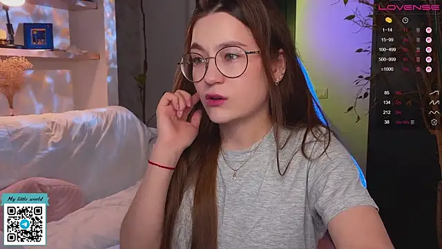 Snapshot of mia_here chatting on 10.24.25 mia here online show from 10.24.25