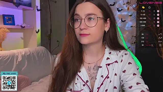 Snapshot of mia_here chatting on 10.28.25 mia here online show from 10.28.25