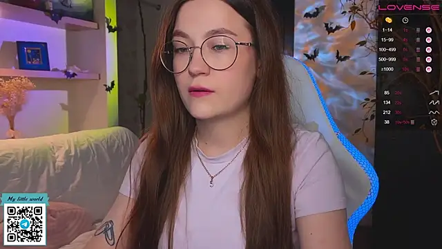 Snapshot of mia_here chatting on 10.30.25 mia here online show from 10.30.25