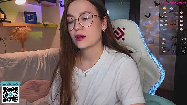 Snapshot of mia_here chatting on 11.12.25 mia here online show from 11.12.25