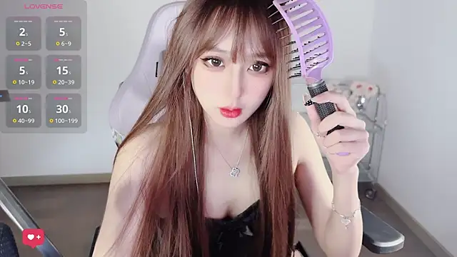 Snapshot of OwQoll chatting on 03.24.26 OwQoll online show from 03.24.26