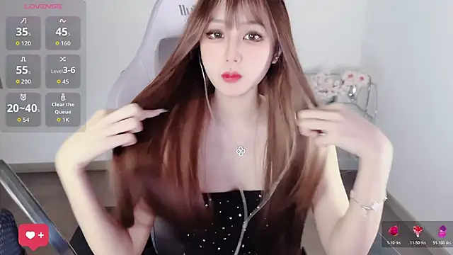 Snapshot of OwQoll chatting on 03.26.26 OwQoll online show from 03.26.26