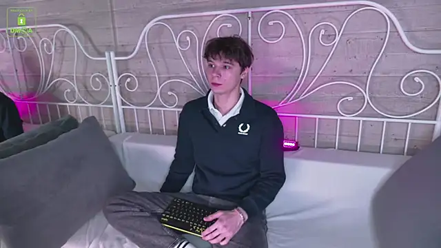 Snapshot of AnthonyHall chatting on 11.08.25 AnthonyHall online show from 11.08.25