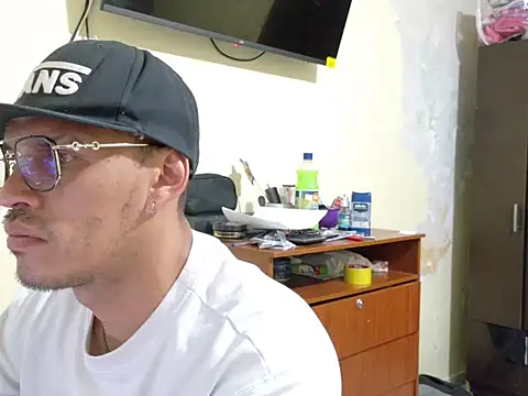 Snapshot of DOBLEWYOSK69G chatting on 10.04.25 DOBLEWYOSK69G online show from 10.04.25