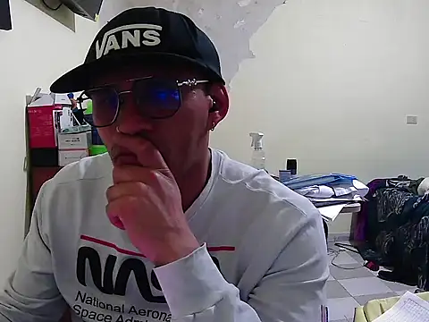 Snapshot of DOBLEWYOSK69G chatting on 10.24.25 DOBLEWYOSK69G online show from 10.24.25