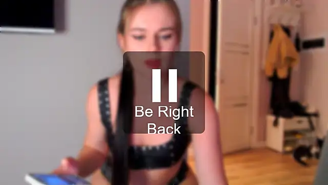 Snapshot of AlexaButttler chatting on 10.20.25 AlexaButttler online show from 10.20.25