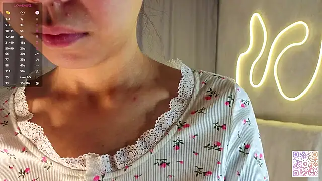 Snapshot of AlodiaAxley chatting on 10.10.25 AlodiaAxley online show from 10.10.25