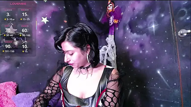 CristaldelLeon s online show from 10.31.25