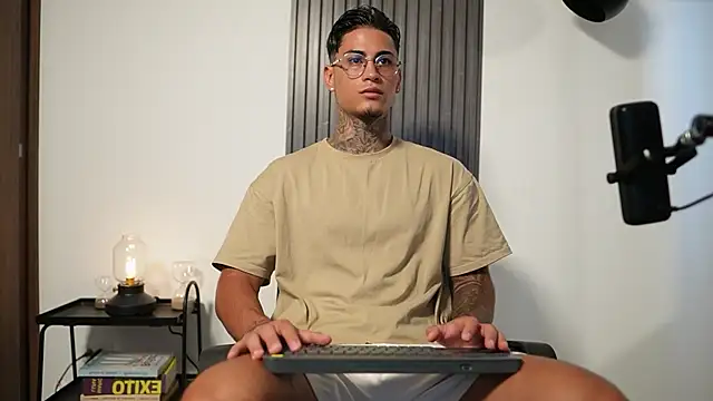 AxelVilla  online show from 10.20.25