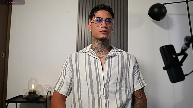 AxelVilla  online show from 10.24.25