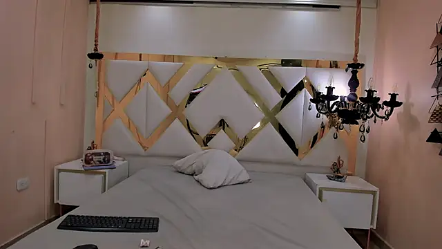 Snapshot of Sweet_Lucyy chatting on 10.11.25 Sweet Lucyy online show from 10.11.25