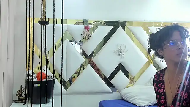 Snapshot of Sweet_Lucyy chatting on 10.31.25 Sweet Lucyy online show from 10.31.25