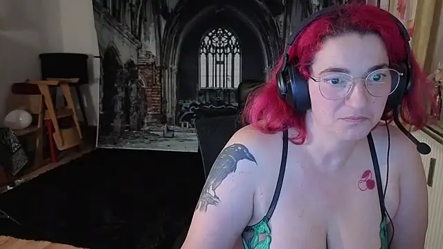 Snapshot of Einfach_Dani_offi chatting on 10.30.25 Einfach Dani offi online show from 10.30.25