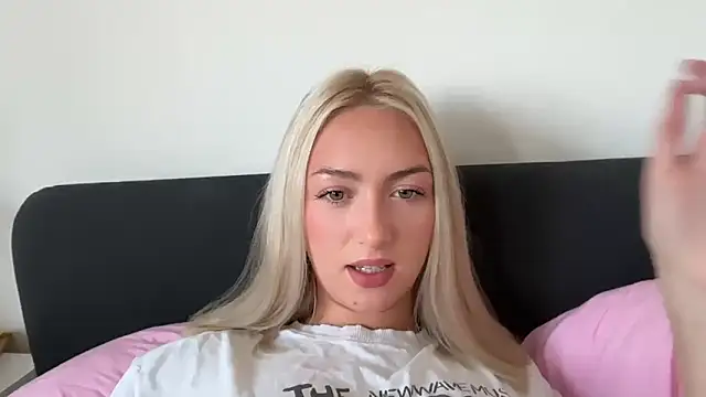 Snapshot of Kitty_Swetty chatting on 10.02.25 Kitty Swetty online show from 10.02.25