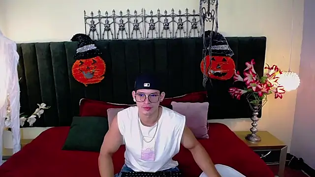 Snapshot of ethan_rodgers chatting on 10.31.25 ethan rodgers online show from 10.31.25