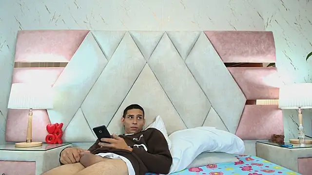 Snapshot of Zoelucas chatting on 10.11.25 Zoelucas online show from 10.11.25