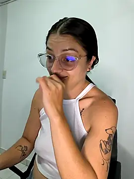 Coralinne   online show from 04.22.26