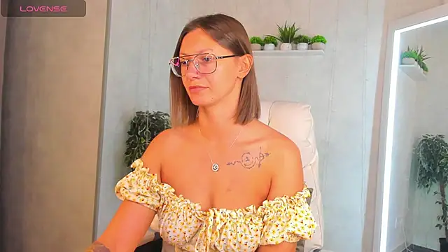 Snapshot of Elina_Gravess chatting on 09.15.25 Elina Gravess online show from 09.15.25