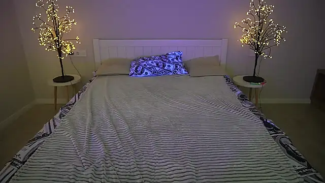 Snapshot of IvyLaurent chatting on 10.13.25 IvyLaurent online show from 10.13.25