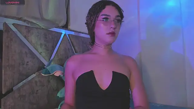 Snapshot of MarilynDupont chatting on 11.06.25 MarilynDupont online show from 11.06.25