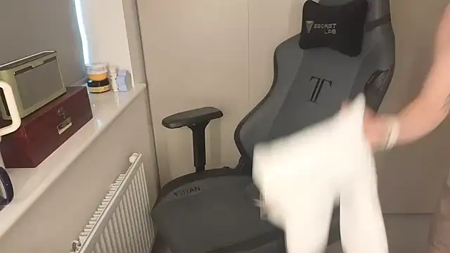 Lilly-Luscious online show from 10.21.25