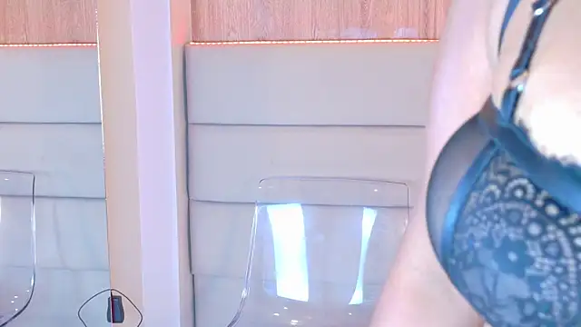 Snapshot of LanaRozz chatting on 09.18.25 LanaRozz online show from 09.18.25