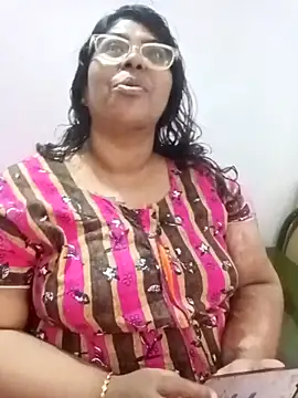 Snapshot of zara-mallus chatting on 10.19.25 zara-mallus online show from 10.19.25