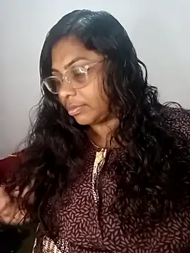 Snapshot of zara-mallus chatting on 10.26.25 zara-mallus online show from 10.26.25