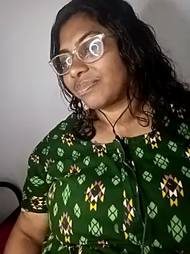 Snapshot of zara-mallus chatting on 10.28.25 zara-mallus online show from 10.28.25