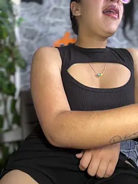 Liulee2 online show from 10.20.25