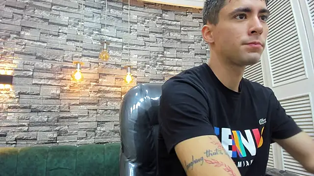 Snapshot of mike_whitee chatting on 09.21.25 mike whitee online show from 09.21.25