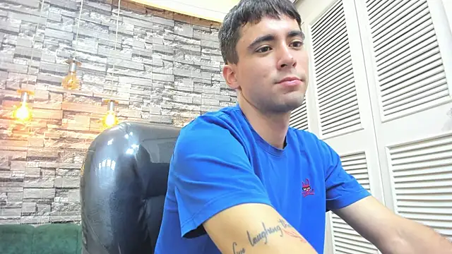 Snapshot of mike_whitee chatting on 09.23.25 mike whitee online show from 09.23.25