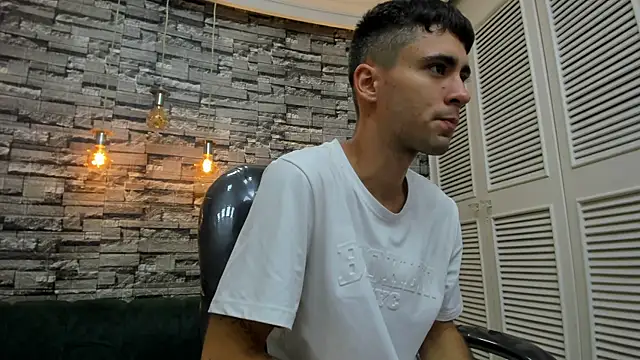 Snapshot of mike_whitee chatting on 09.26.25 mike whitee online show from 09.26.25