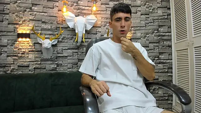 Snapshot of mike_whitee chatting on 09.30.25 mike whitee online show from 09.30.25