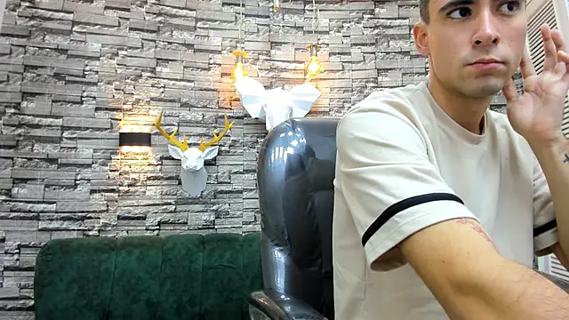 Snapshot of mike_whitee chatting on 10.01.25 mike whitee online show from 10.01.25