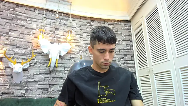 Snapshot of mike_whitee chatting on 10.02.25 mike whitee online show from 10.02.25