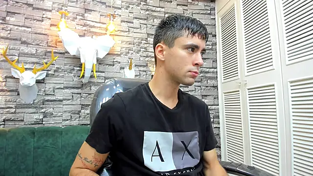 Snapshot of mike_whitee chatting on 10.10.25 mike whitee online show from 10.10.25