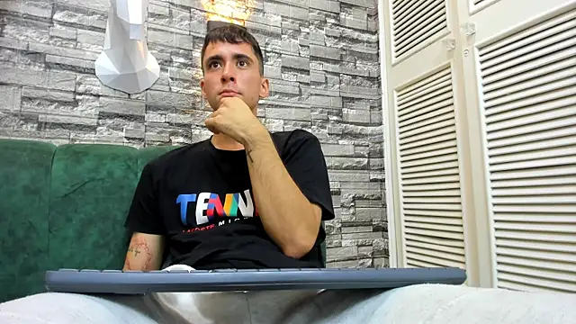 Snapshot of mike_whitee chatting on 10.18.25 mike whitee online show from 10.18.25