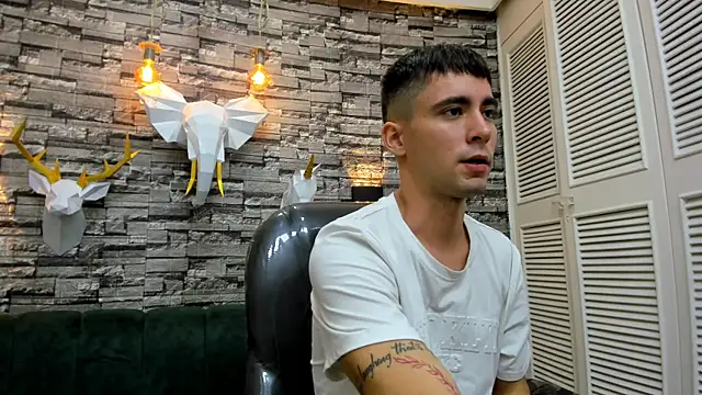 Snapshot of mike_whitee chatting on 10.23.25 mike whitee online show from 10.23.25