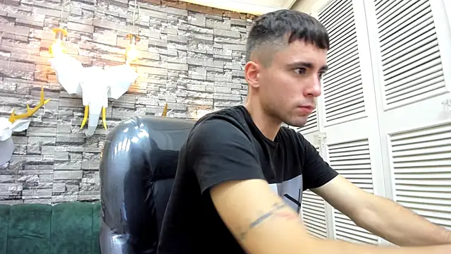 Snapshot of mike_whitee chatting on 10.24.25 mike whitee online show from 10.24.25