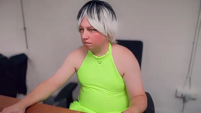 Snapshot of ElizaAndrea chatting on 09.24.25 ElizaAndrea online show from 09.24.25