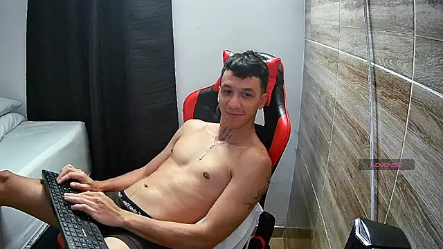 Snapshot of angelicious_ chatting on 04.09.26 angelicious online show from 04.09.26