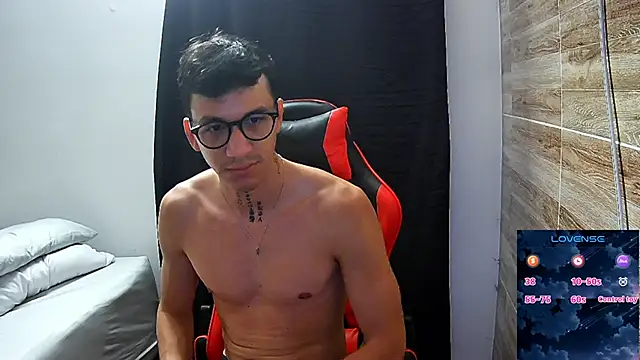 Snapshot of angelicious_ chatting on 04.10.26 angelicious online show from 04.10.26